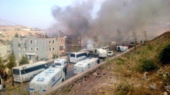 Cizre'de Emniyet Müdürlüğü'ne bombalı saldırı
