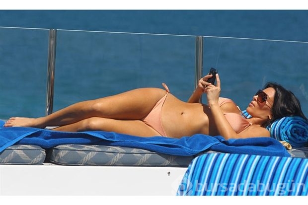 Kim Kardashian'dan yeni stil!