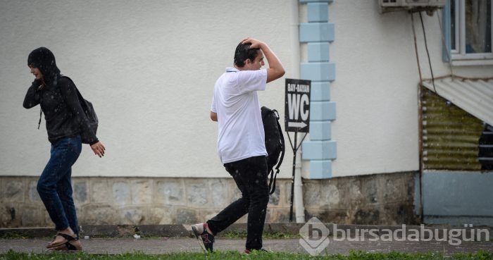 Bursa'da şiddetli fırtına ve yağmur hayatı felç etti	
