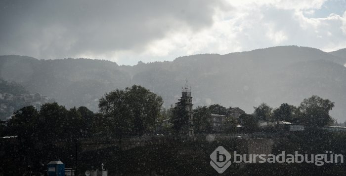 Bursa'da şiddetli fırtına ve yağmur hayatı felç etti	