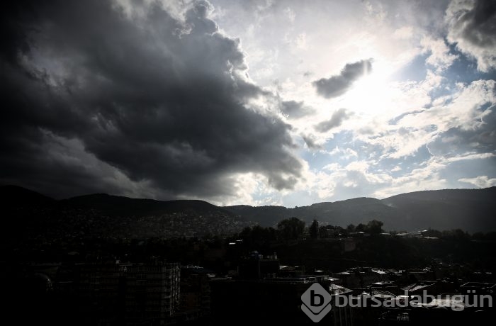 Bursa'da şiddetli fırtına ve yağmur hayatı felç etti	