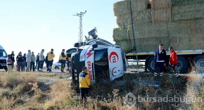 Yaralı alan ambulansa otobüs çarptı