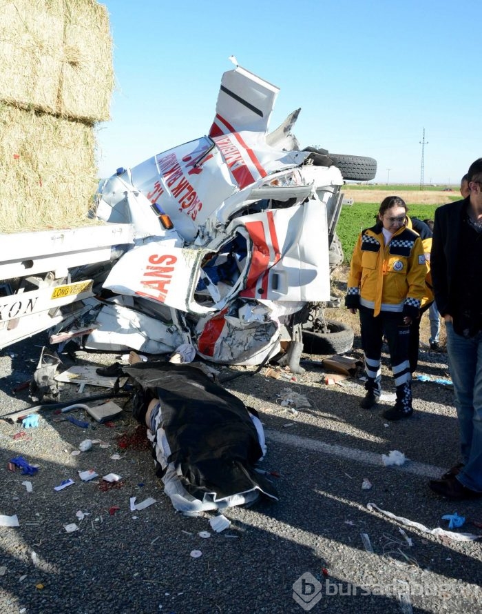 Yaralı alan ambulansa otobüs çarptı
