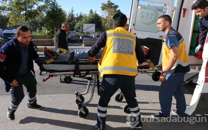 Yaralı alan ambulansa otobüs çarptı