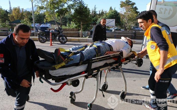 Yaralı alan ambulansa otobüs çarptı