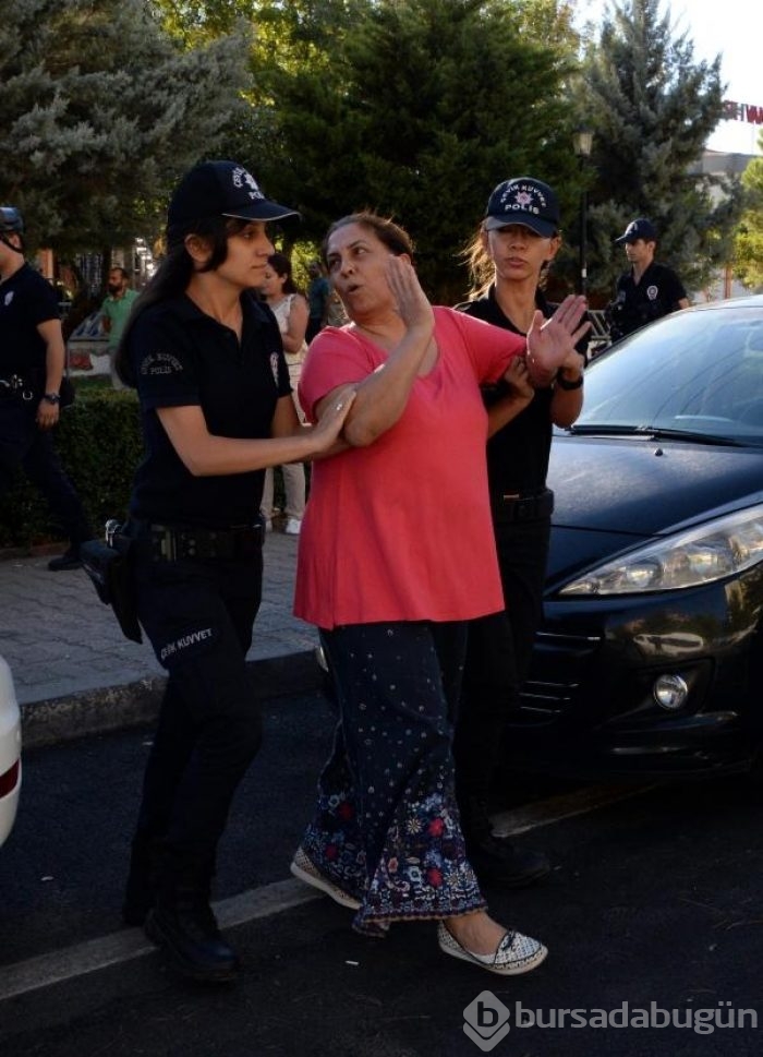Açığa alınan öğretmenlerin insan zinciri eylemine polis müdahalesi: 17 gözaltı
