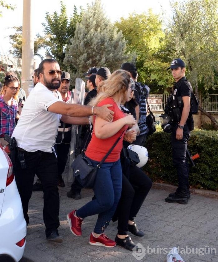 Açığa alınan öğretmenlerin insan zinciri eylemine polis müdahalesi: 17 gözaltı