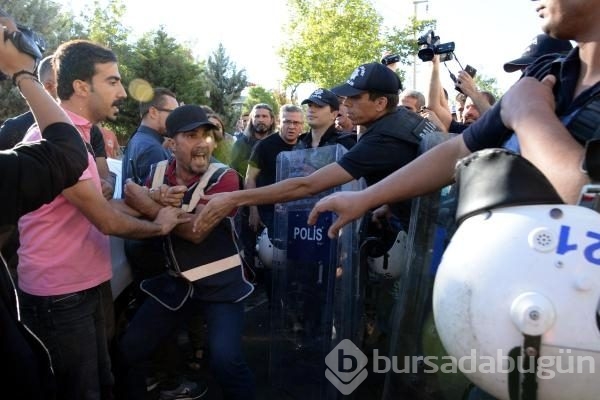 Açığa alınan öğretmenlerin insan zinciri eylemine polis müdahalesi: 17 gözaltı