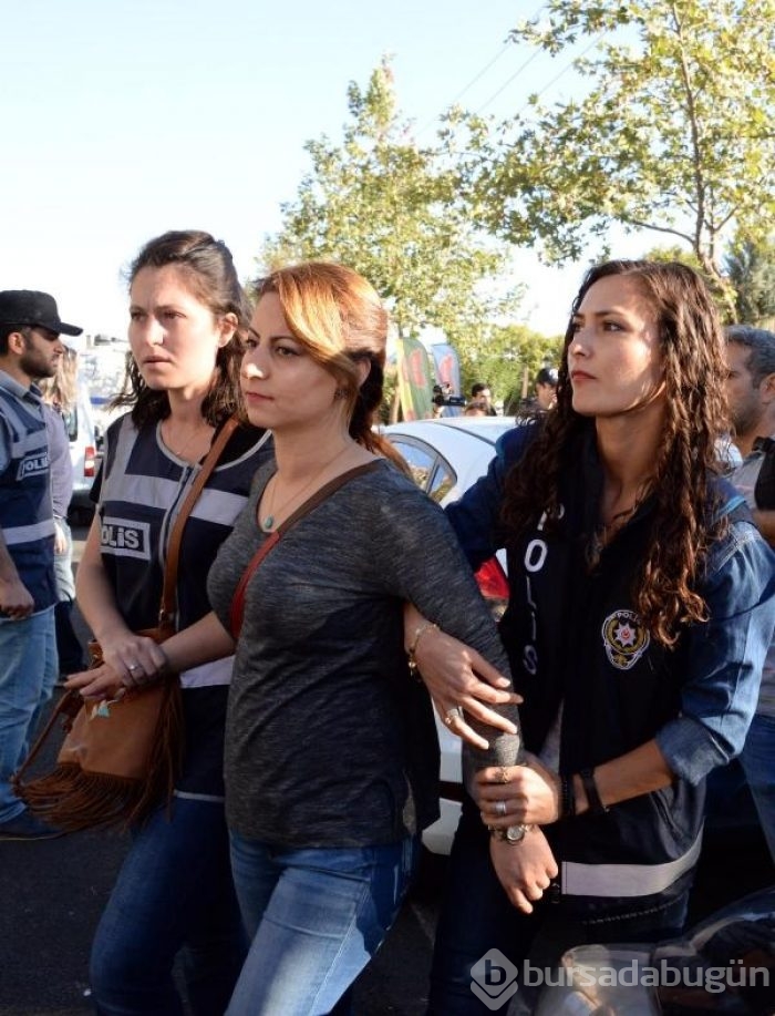 Açığa alınan öğretmenlerin insan zinciri eylemine polis müdahalesi: 17 gözaltı