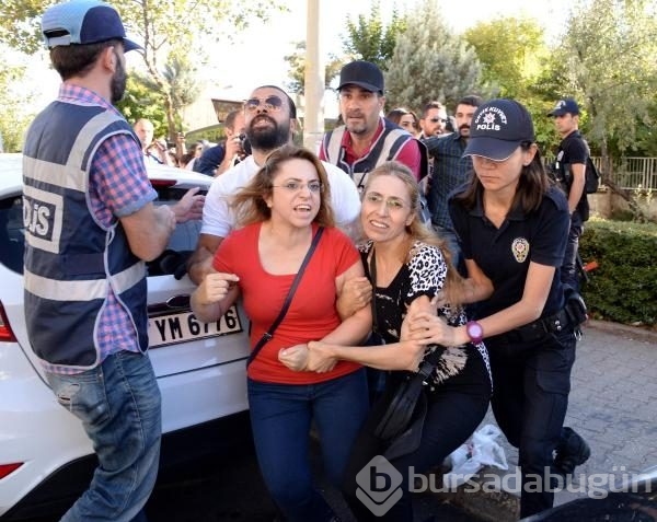 Açığa alınan öğretmenlerin insan zinciri eylemine polis müdahalesi: 17 gözaltı