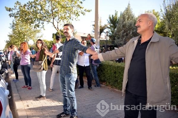 Açığa alınan öğretmenlerin insan zinciri eylemine polis müdahalesi: 17 gözaltı