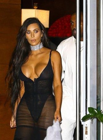 Kardashian yine yaptı yapacağını
