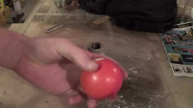 Bilardo topunun içinde ne var?
