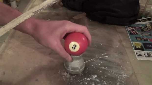 Bilardo topunun içinde ne var?