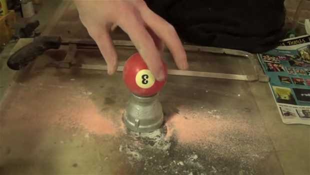 Bilardo topunun içinde ne var?