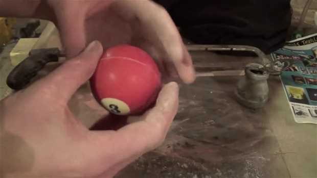 Bilardo topunun içinde ne var?