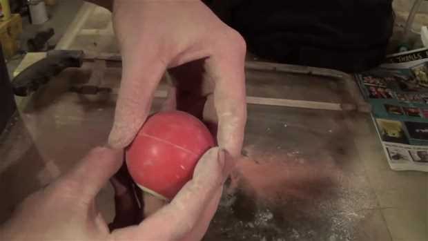 Bilardo topunun içinde ne var?
