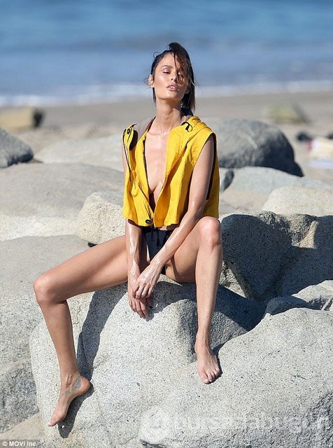 Seksi modelden üstsüz pozlar