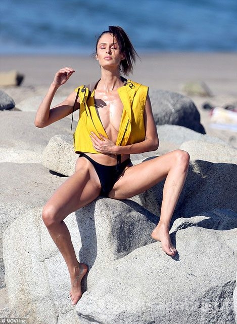 Seksi modelden üstsüz pozlar