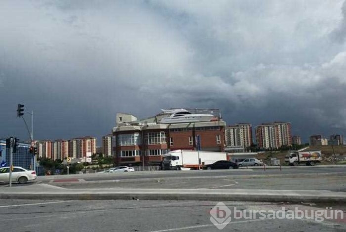 Başakşehir'de ilginç görüntü! İş yerinin balkonuna yaptı