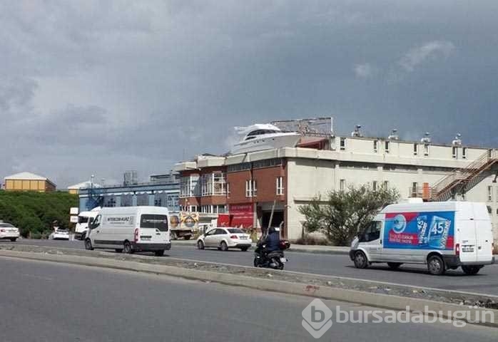 Başakşehir'de ilginç görüntü! İş yerinin balkonuna yaptı
