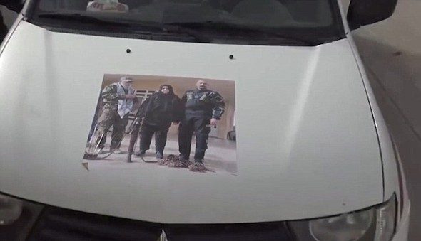 Ailesini katleden teröristlerin kafasını kesip pişirdi!
