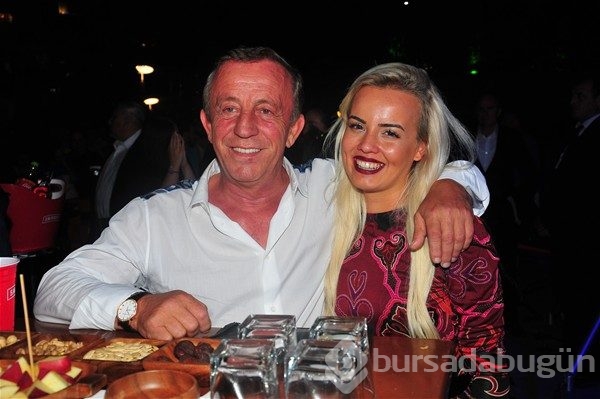 Sevgilisini öpücüklere boğdu