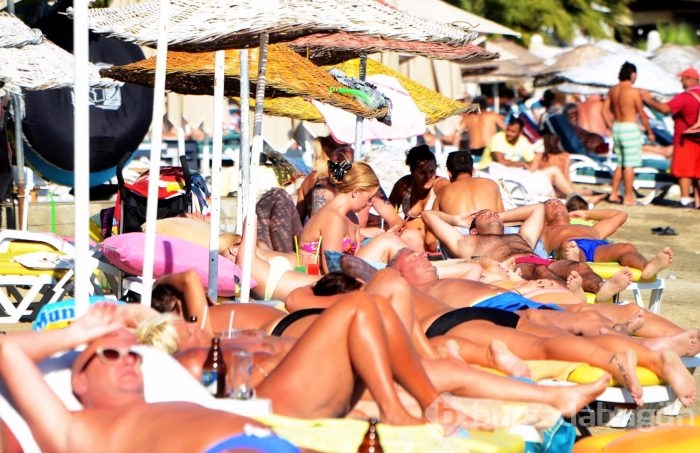 Bodrum'da güneşi gören sahile koştu