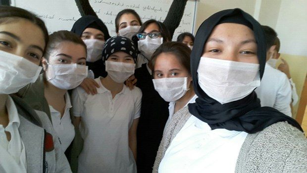 Liseliler okula maskeyle gitti