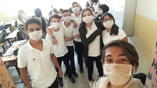 Liseliler okula maskeyle gitti