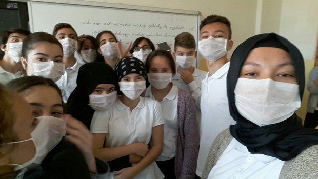 Liseliler okula maskeyle gitti