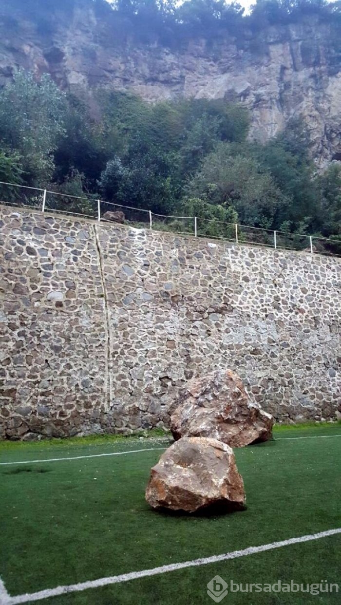 Trabzon&acute;da amatör maç öncesi sahaya kaya düştü