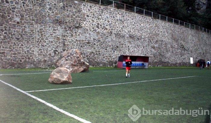 Trabzon&acute;da amatör maç öncesi sahaya kaya düştü