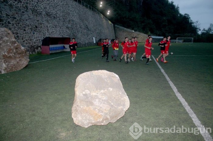 Trabzon&acute;da amatör maç öncesi sahaya kaya düştü