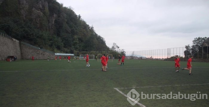 Trabzon&acute;da amatör maç öncesi sahaya kaya düştü
