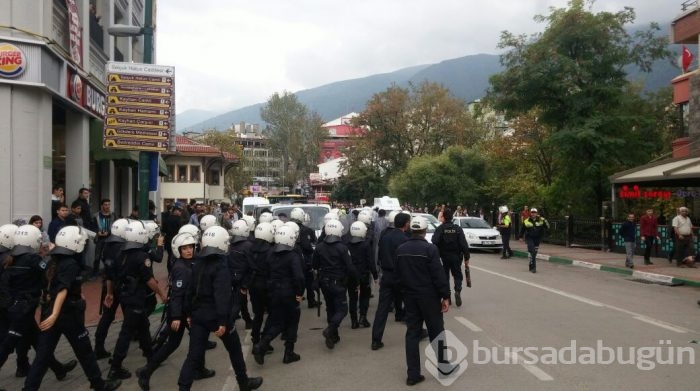 Bursa'da izinsiz gösteriye polis müdahalesi: 36 gözaltı
