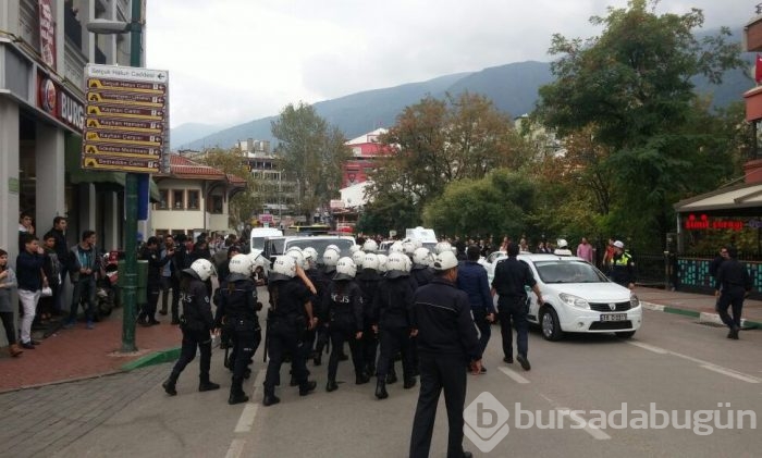 Bursa'da izinsiz gösteriye polis müdahalesi: 36 gözaltı
