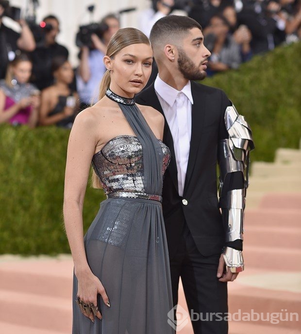 Bella Hadid'in metal şıklığı