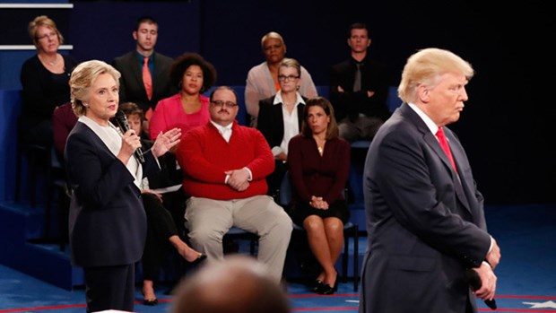 Kırmızı kazağı "yok" satan Kenneth Bone'dan mesaj var