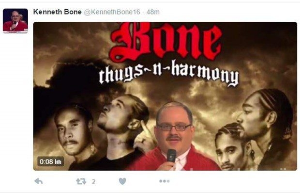 Kırmızı kazağı "yok" satan Kenneth Bone'dan mesaj var
