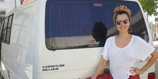 Şevval Sam minibüste yaşıyor!