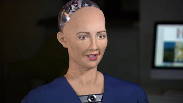 Robot kadın, sunucuyu tavlamaya çalıştı
