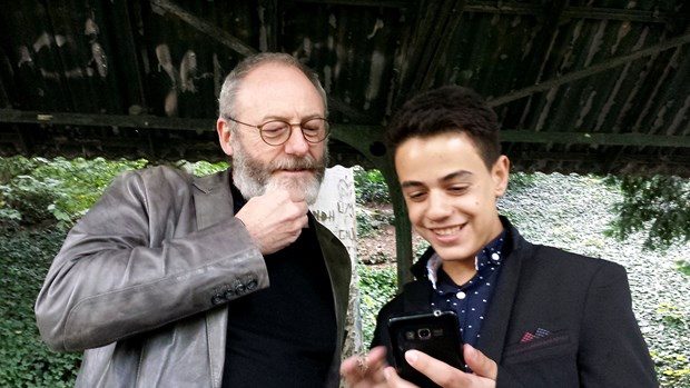 Ünlü aktör Liam Cunningham'dan mülteci arkadaşına sürpriz