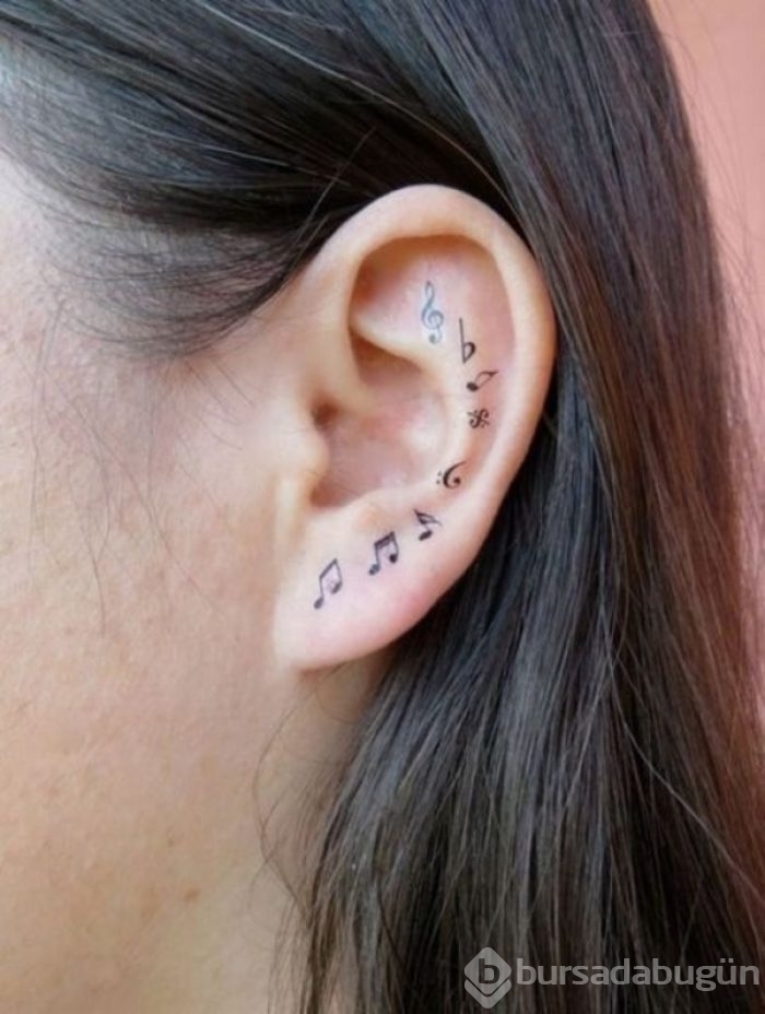 Piercingden daha iyi görünen 20 kulak dövmesi