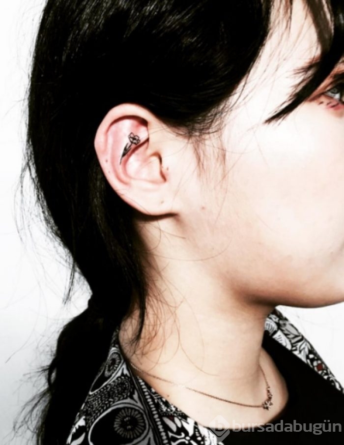Piercingden daha iyi görünen 20 kulak dövmesi
