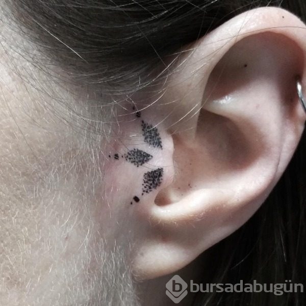 Piercingden daha iyi görünen 20 kulak dövmesi