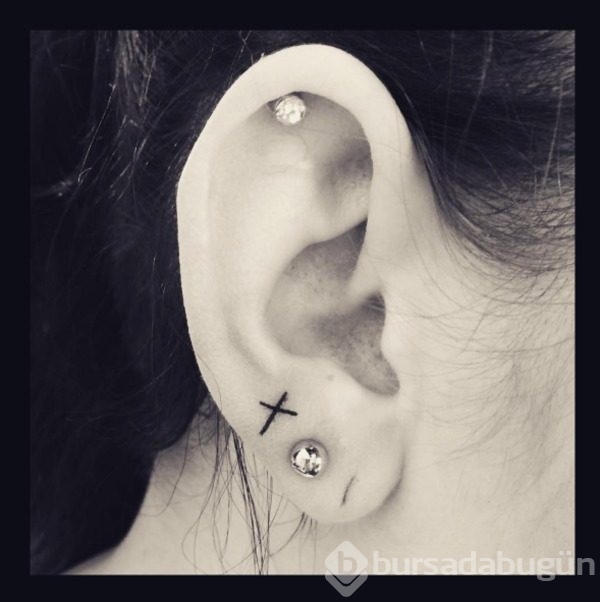 Piercingden daha iyi görünen 20 kulak dövmesi