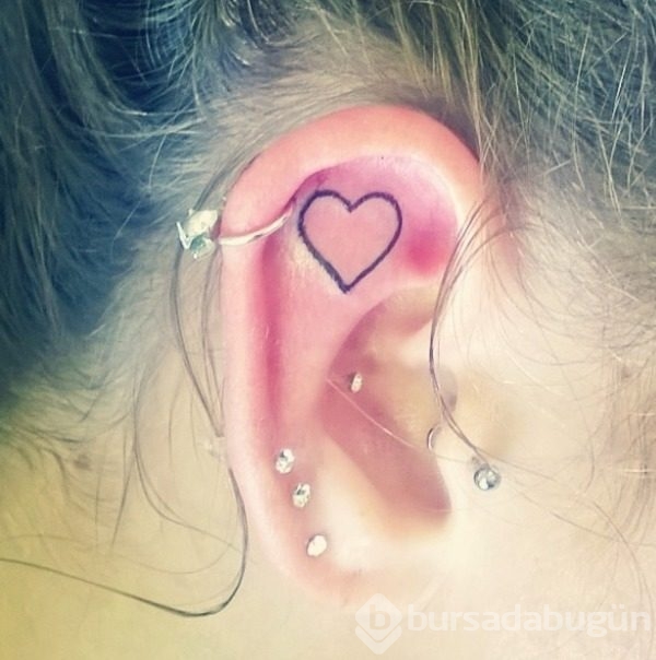 Piercingden daha iyi görünen 20 kulak dövmesi