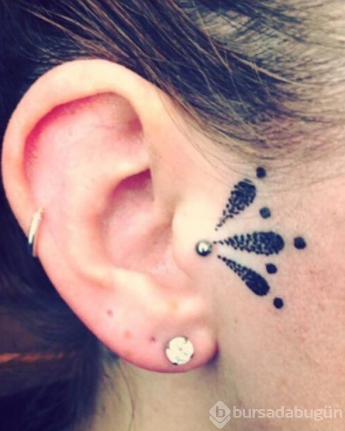 Piercingden daha iyi görünen 20 kulak dövmesi