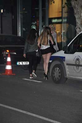 Mankenlere taş çıkarttı